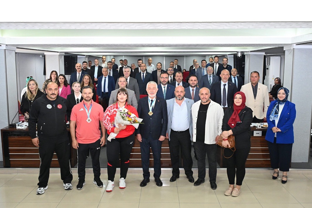 Dünya Şampiyonu Halterci Fatmagül Çevik, Isparta Belediye Meclisi’nde Onurlandırıldı