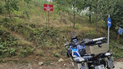 Motosikletine Şehitlerin İsimlerini Yazdırıp Kabirlerini Ziyaret Ediyor