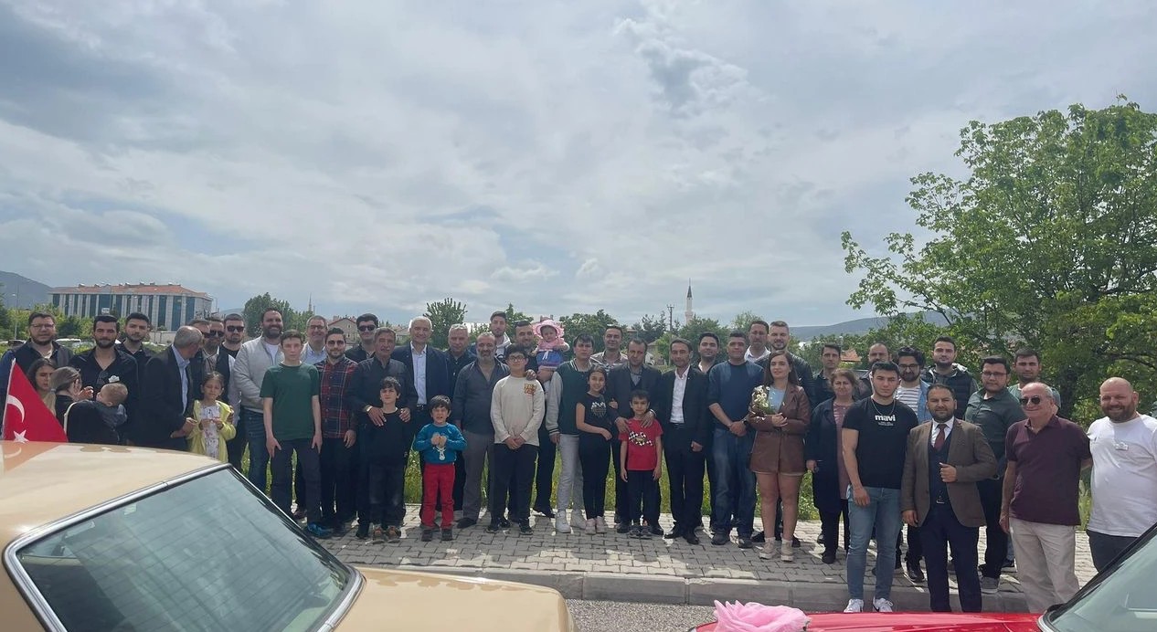 Klasik Otomobiller Isparta Sokaklarında Nostalji Rüzgarı Estirdi