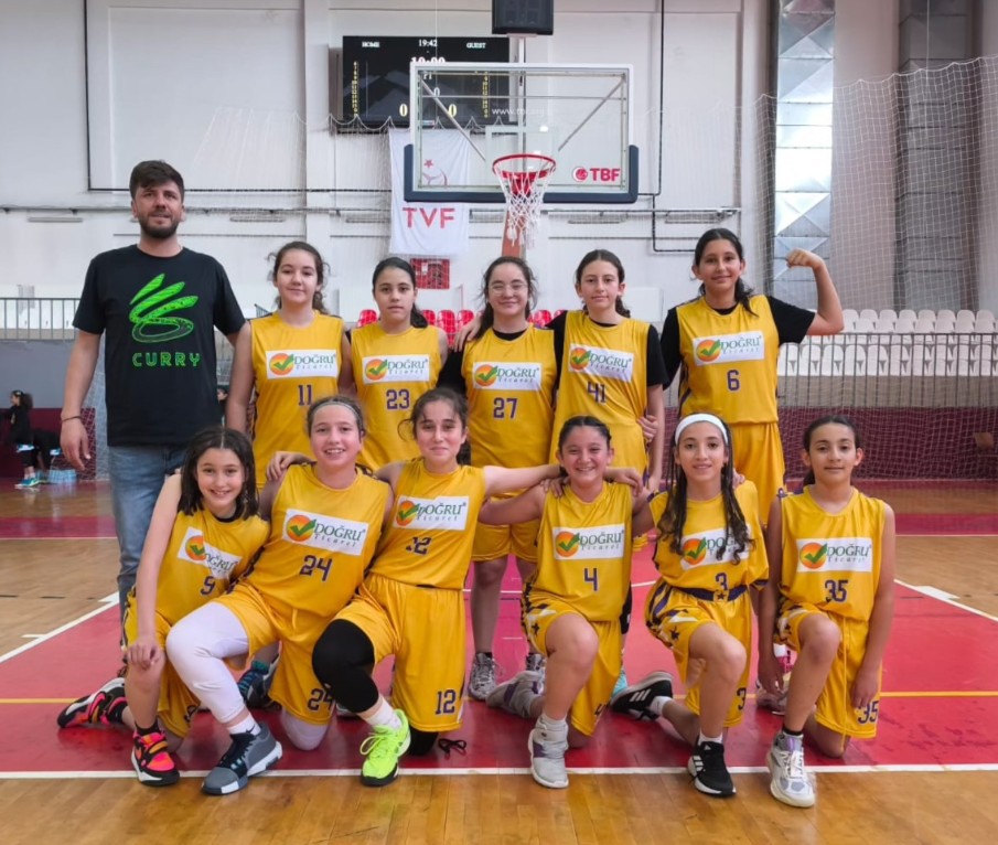 Nazmiye Demirel Ortaokulu Küçük Kız Basketbol Takımı Tarihi Başarıya İmza Attı