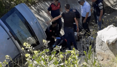 Şarkikaraağaç’ta Otomobil Su Kanalına Devrildi: 2 Yaralı