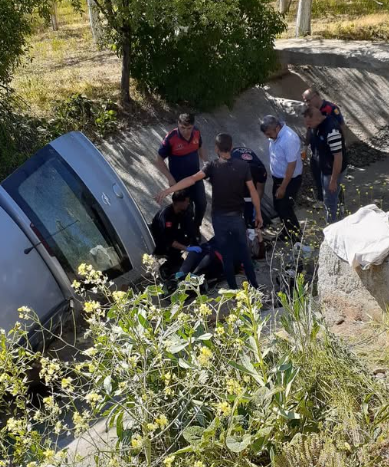 Şarkikaraağaç’ta Otomobil Su Kanalına Devrildi: 2 Yaralı