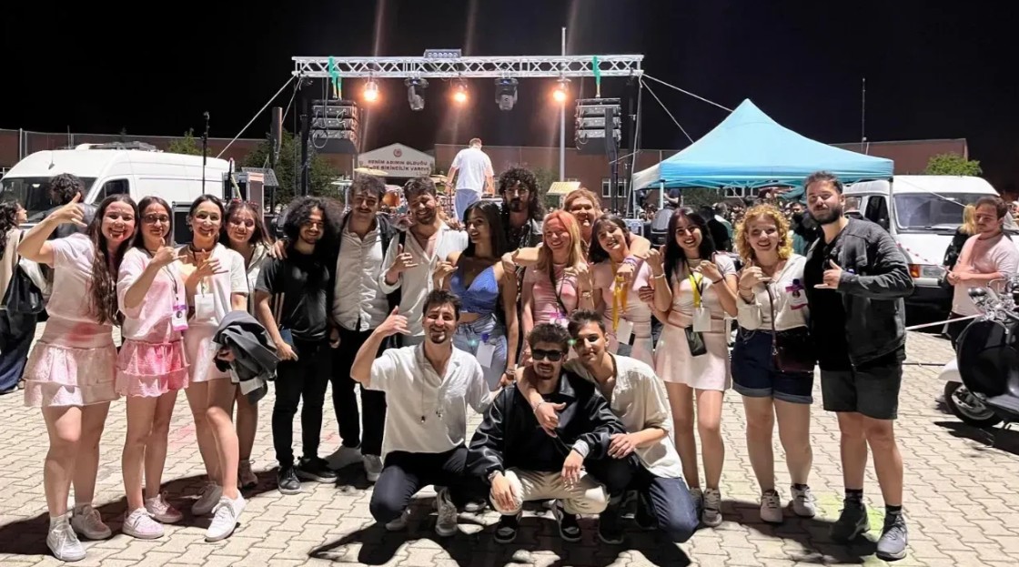 SDÜ’de Holifest Coşkusu: “Yaza Merhaba Partisi” Renkli Görüntülere Sahne Oldu