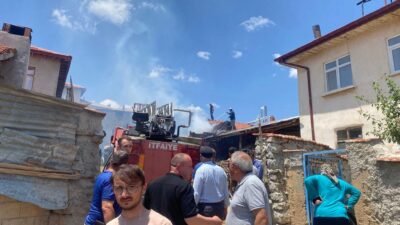 Kıyakdede Köyü’nde Yangın Korkuttu: Alevler Büyümeden Söndürüldü