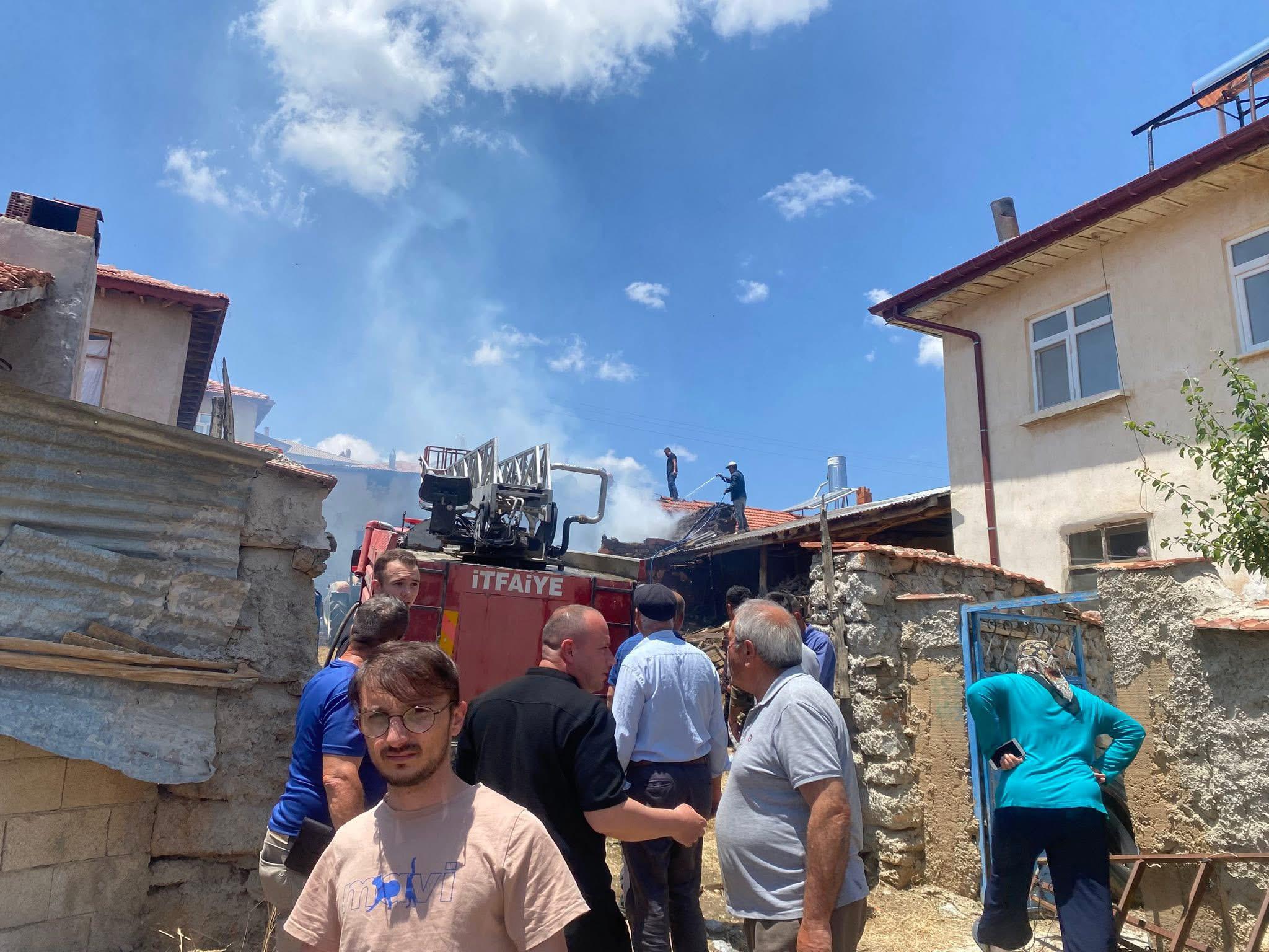 Kıyakdede Köyü’nde Yangın Korkuttu: Alevler Büyümeden Söndürüldü