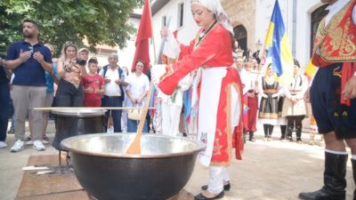 Tarihi Helva Kazanı Ateşe Verildi, Festival Korteji Renkli Görüntülere Sahne Oldu