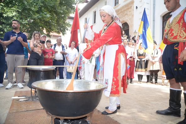 Tarihi Helva Kazanı Ateşe Verildi, Festival Korteji Renkli Görüntülere Sahne Oldu