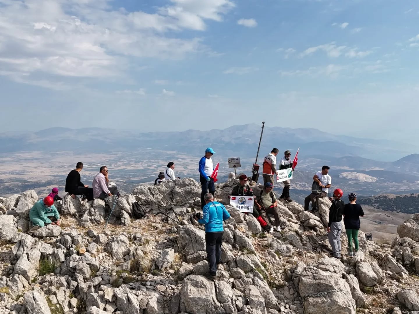 15 Temmuz Şehitleri İçin Davraz Dağı’na Anlamlı Zirve Tırmanışı