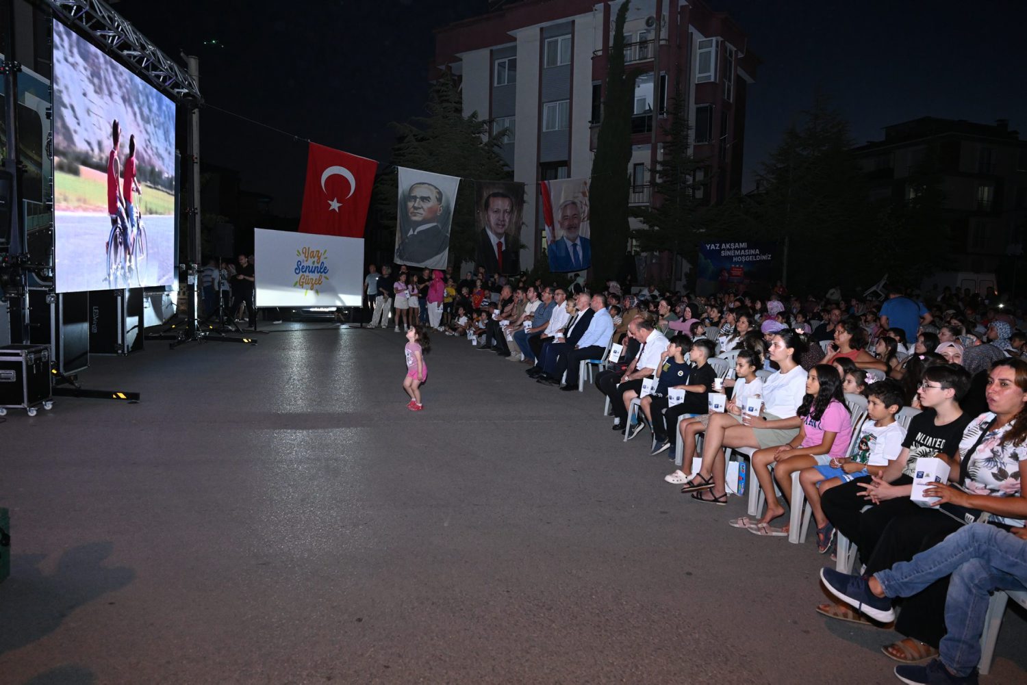 Isparta Belediyesi’nden Davraz Mahallesi’nde Yaz Akşamı Sineması