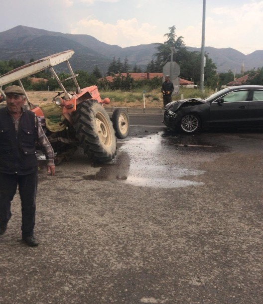 Isparta Şarkikaraağaç’ta Traktör ile Otomobil Çarpıştı: 2 Yaralı