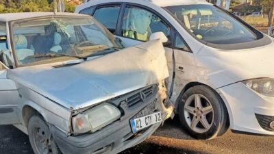 Isparta’da İki Otomobil Çarpıştı: 2 Kişi Yaralandı