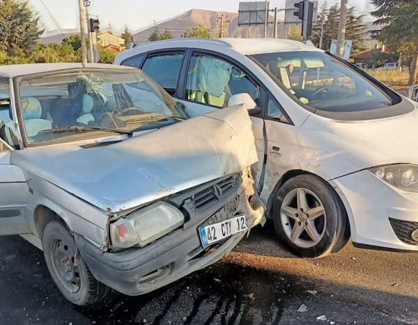 Isparta’da İki Otomobil Çarpıştı: 2 Kişi Yaralandı