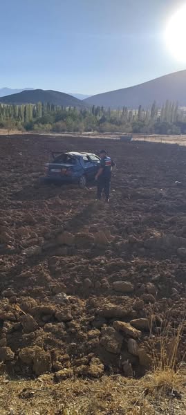 Isparta’da trafik kazası: Otomobil tarlaya uçtu, 3 yaralı