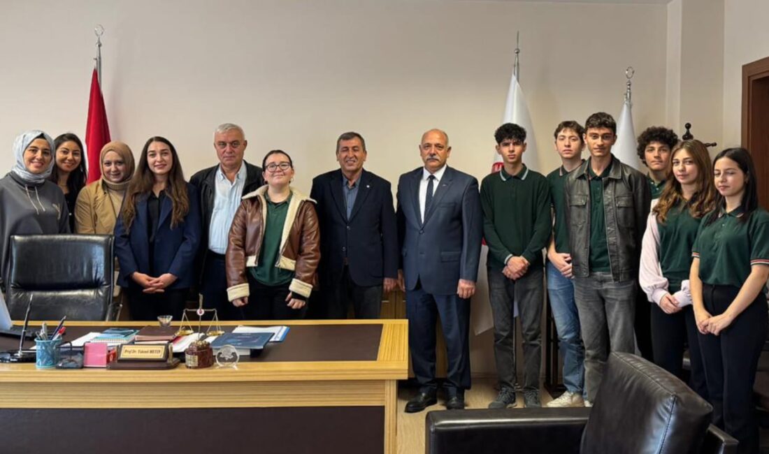 Lise Öğrencilerinden SDÜ Hukuk Fakültesi’ne Ziyaret Isparta Şehit Ahmet Hilmi