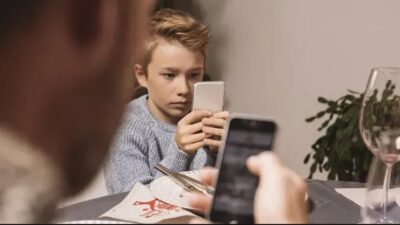 Akıllı telefon kullanımı miyopiyi hızla artırıyor