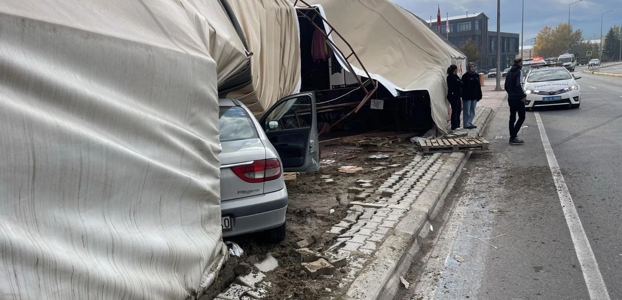 Isparta’da Otomobil İndirim Çadırına Daldı: Sürücü Yaralandı