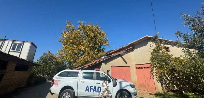 AFAD, Eğirdir’de obruk oluşan elma bahçesinde inceleme yaptı