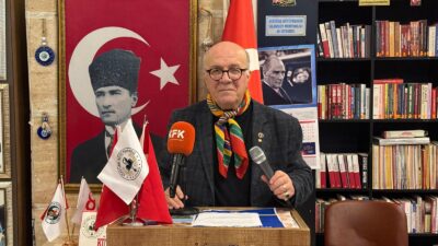 Atatürk Kütüphanesi Kurucusu Mustafa Kemal