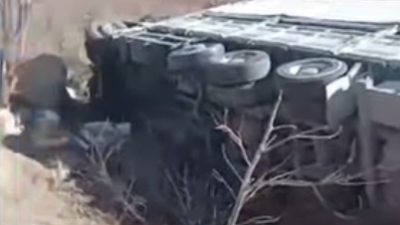 Eğirdir’de Kamyon Devrildi: Sürücü Hastaneye Kaldırıldı