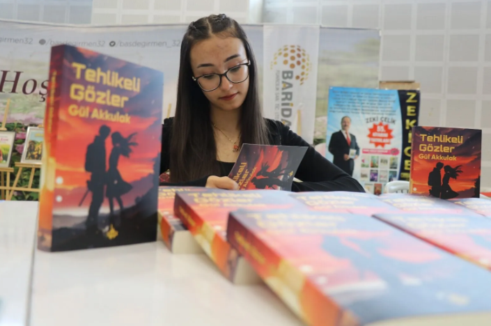 Isparta’nın Genç Yazarı 8. Kitap Fuarı’nda Okurlarla Buluştu