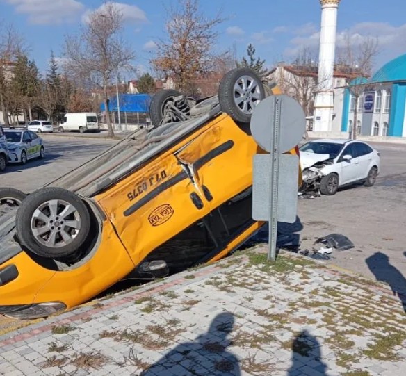 Isparta’da Kavşakta Kaza: Taksi Takla Attı