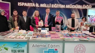 Isparta’da düzenlenen kitap fuarında, öğretmen