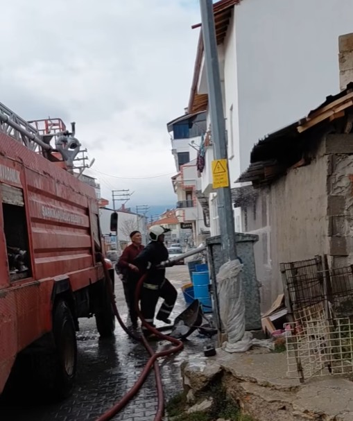 Şarkikaraağaç’ta Kalaycı Ömer’in Dükkanında Yangın Çıktı