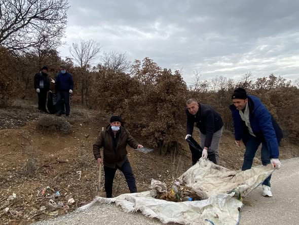 Gelendost’ta Yol Kenarlarında Biriken Atıklar Temizlendi