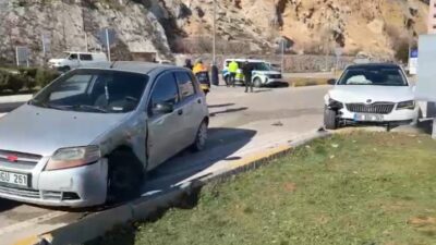 Isparta’nın Eğirdir ilçesinde iki otomobilin