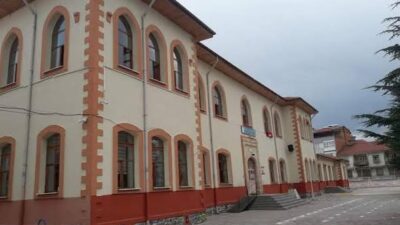 Şarkikaraağaç'ın tarihi yapıları arasında yer