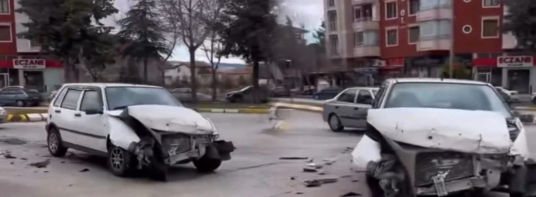 Isparta’da Trafik Kazası: Otomobil Büyük Hasar Gördü