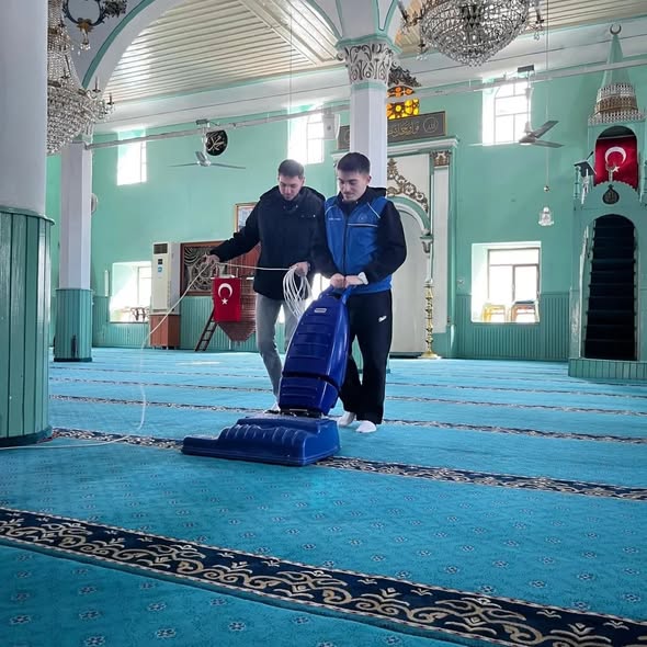 Yalvaç’ta Gönüllü Üniversiteliler Tarihi Camii’yi Bakıma Aldı