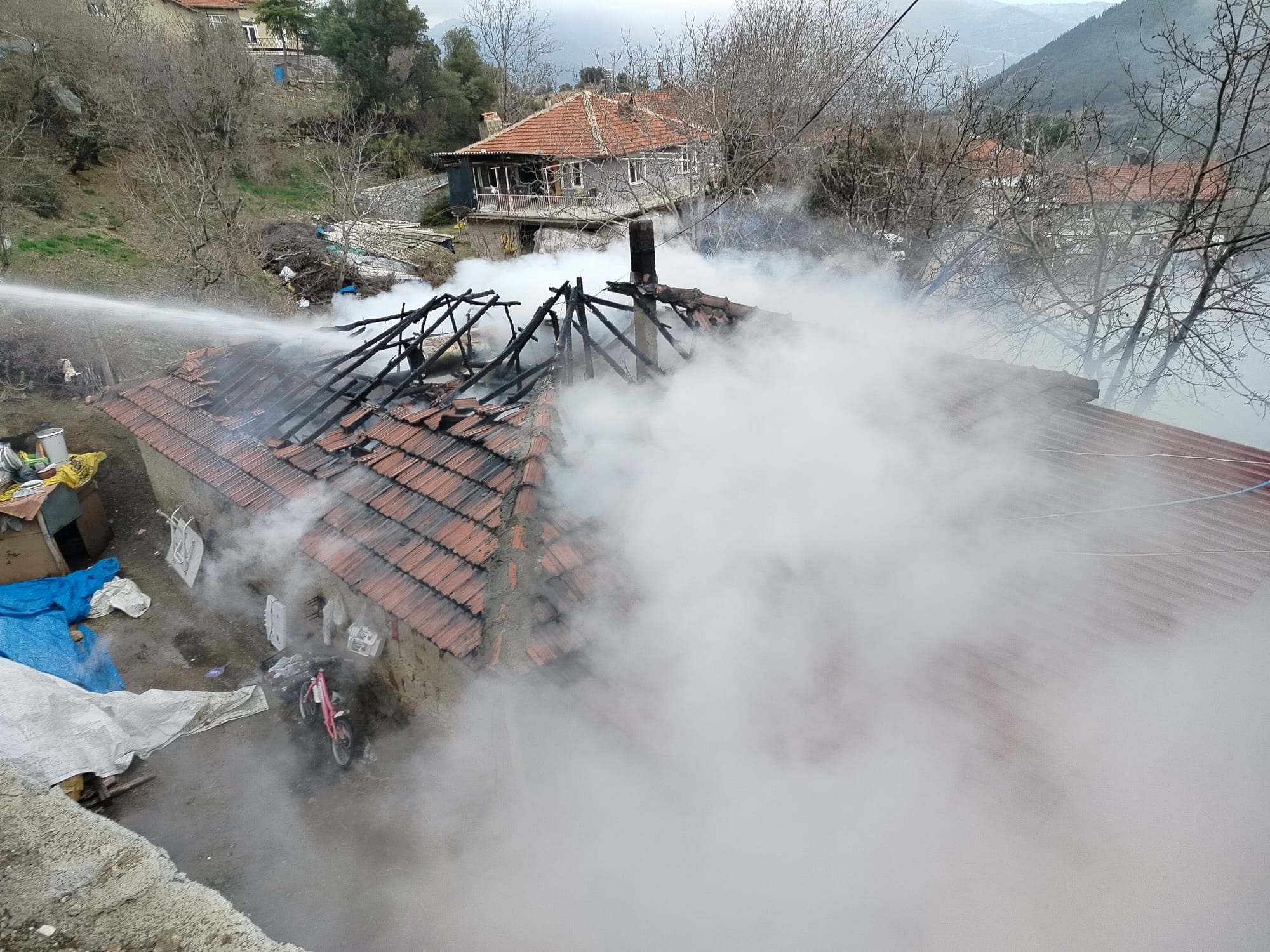 Isparta’da Ev Yangını Paniği: Alevler Teslim Oldu