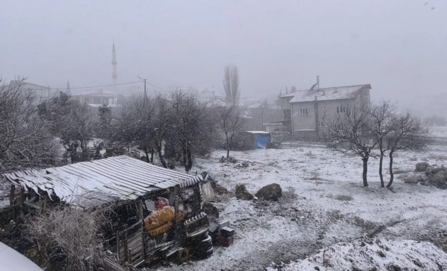 Eğirdir’in Sarıidris Kasabası Beyaza Büründü