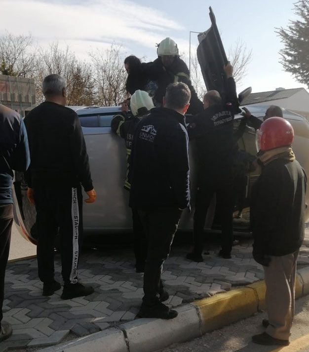 Isparta’da Yan Yatan Araç Çekiciyle Kaldırıldı