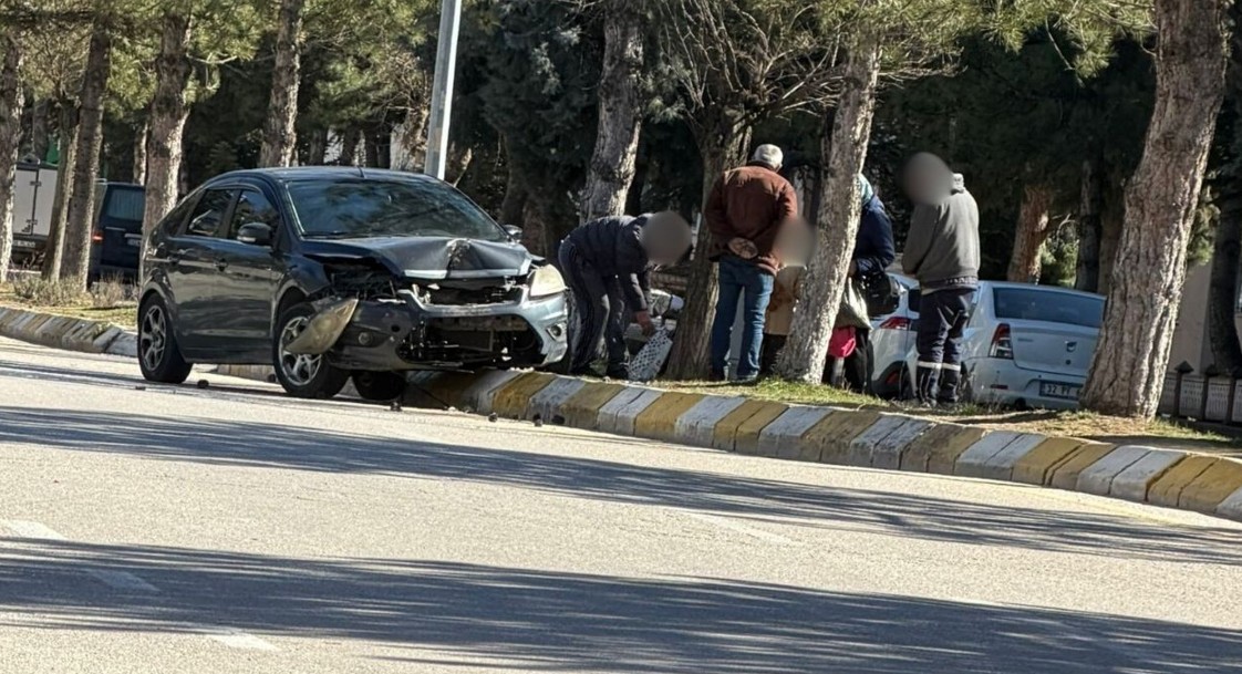 Ayazmana Mahallesi’nde Araç Refüje Çıktı