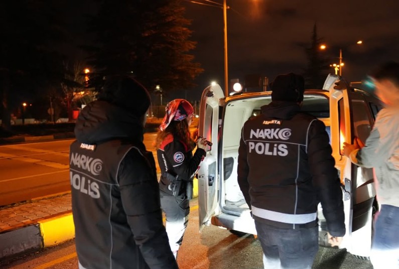 Isparta’da polis ekipleri, 1-2