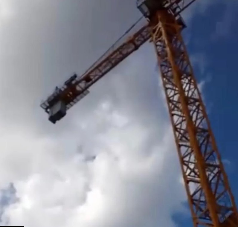 Maaşını Alamadığını İddia Eden İşçi Vinci Tırmandı!