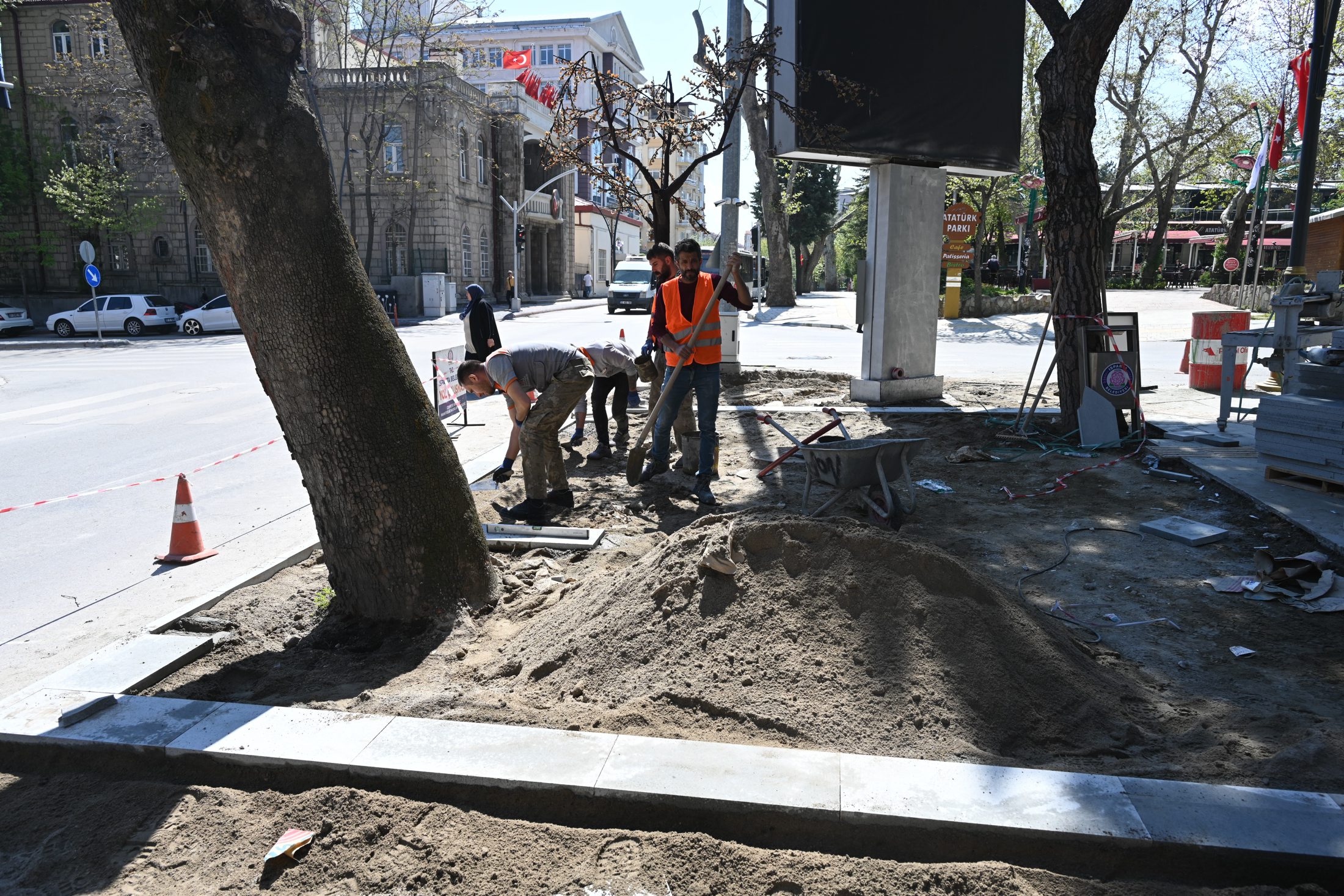 6 Mart Caddesi’nde Kaldırım Yenileme Çalışmaları Sürüyor