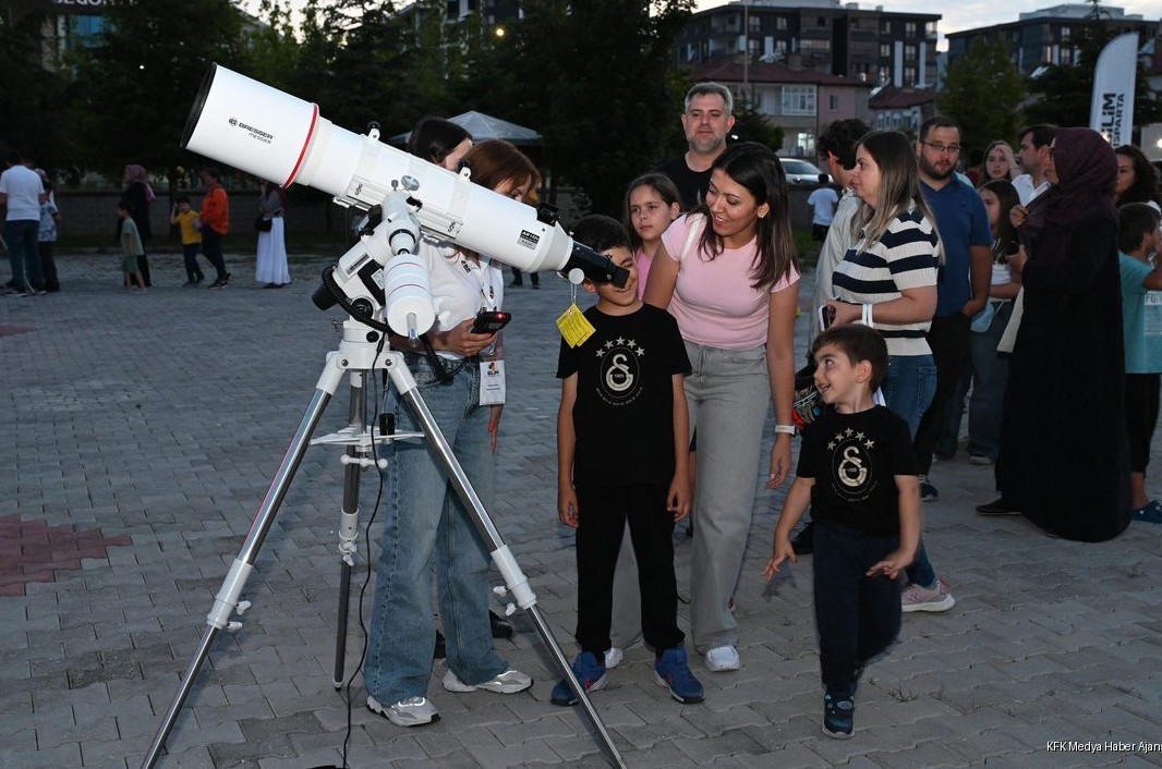 Bilim Isparta’da Gökyüzü Heyecanı: Vatandaşlar Ay’ı Teleskopla Gözlemledi