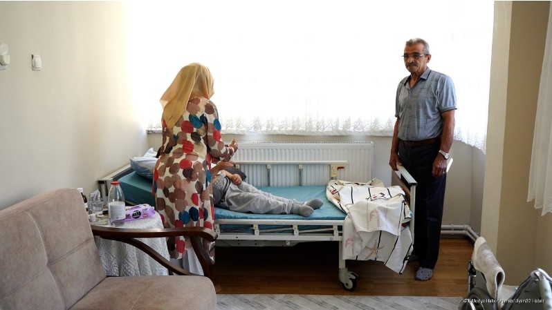 Eğirdirli Çiftin Yürek Isıtan Koruyucu Aile Hikayesi