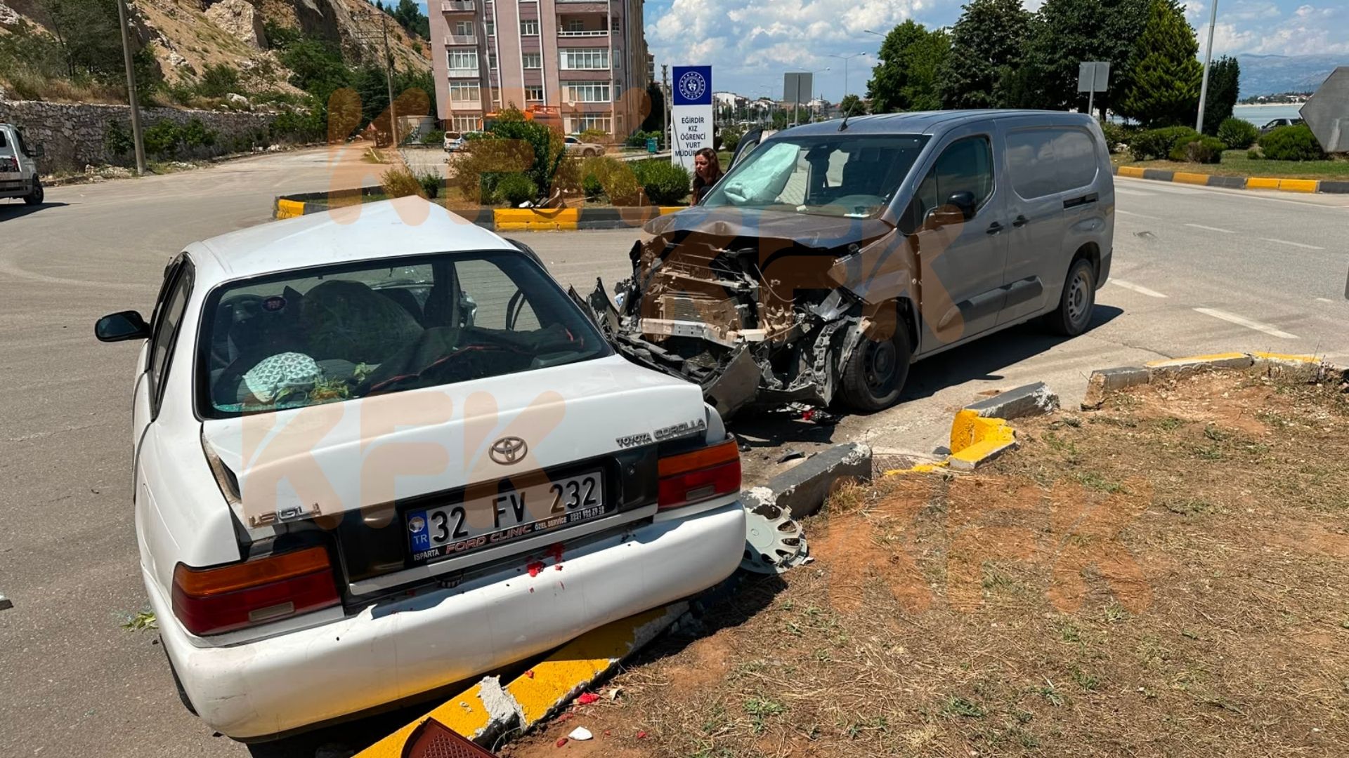 Eğirdir Akpınar Yolu Kavşağında Trafik Kazası: 2 Kişi Yaralandı